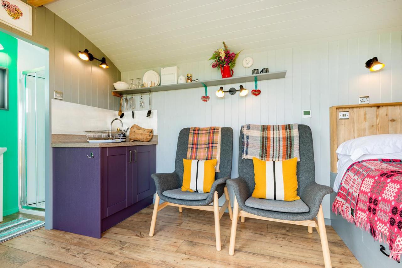 The Big Cwtch Shepherd'S Hut Kidwelly Exterior photo