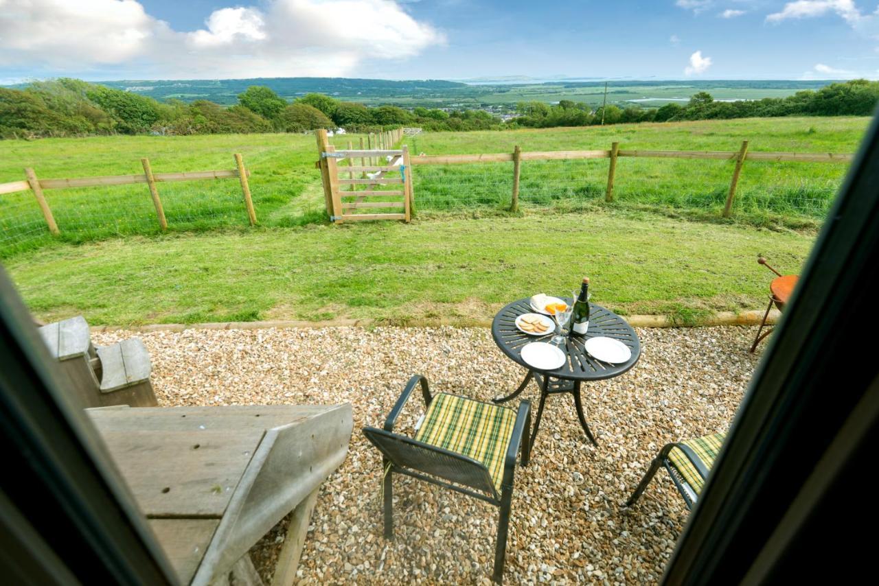 The Big Cwtch Shepherd'S Hut Kidwelly Exterior photo