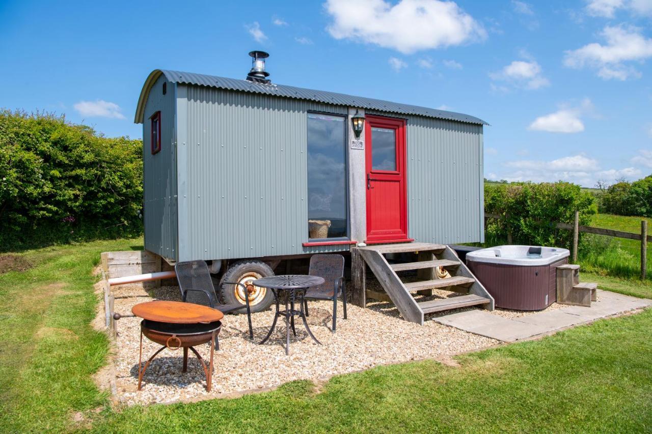 The Big Cwtch Shepherd'S Hut Kidwelly Exterior photo
